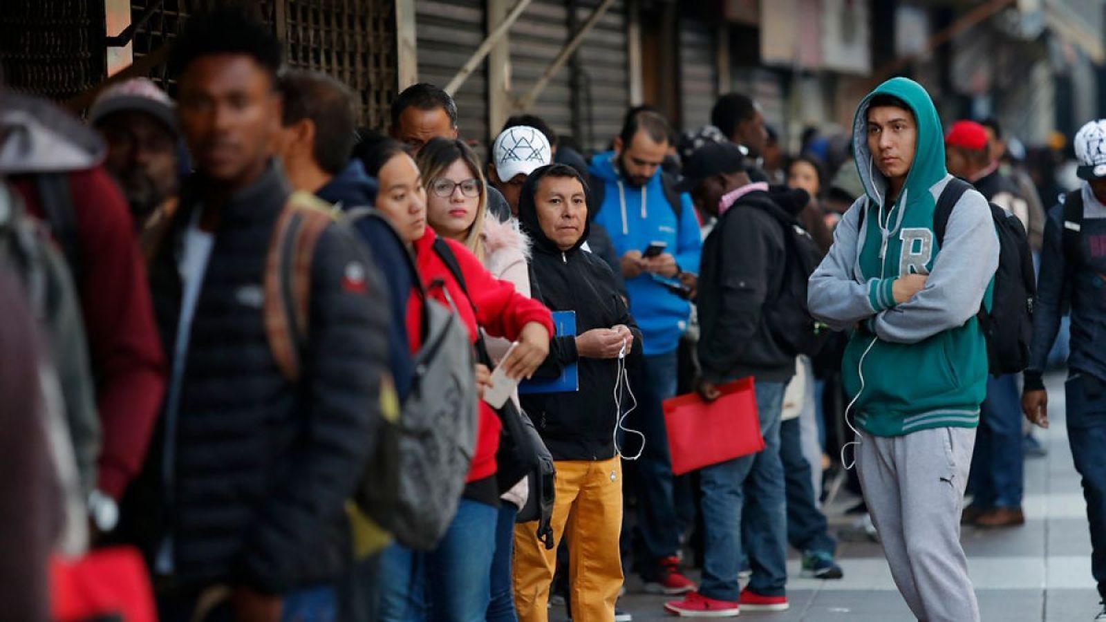 Migrantes buscan regular su situación en Chile
