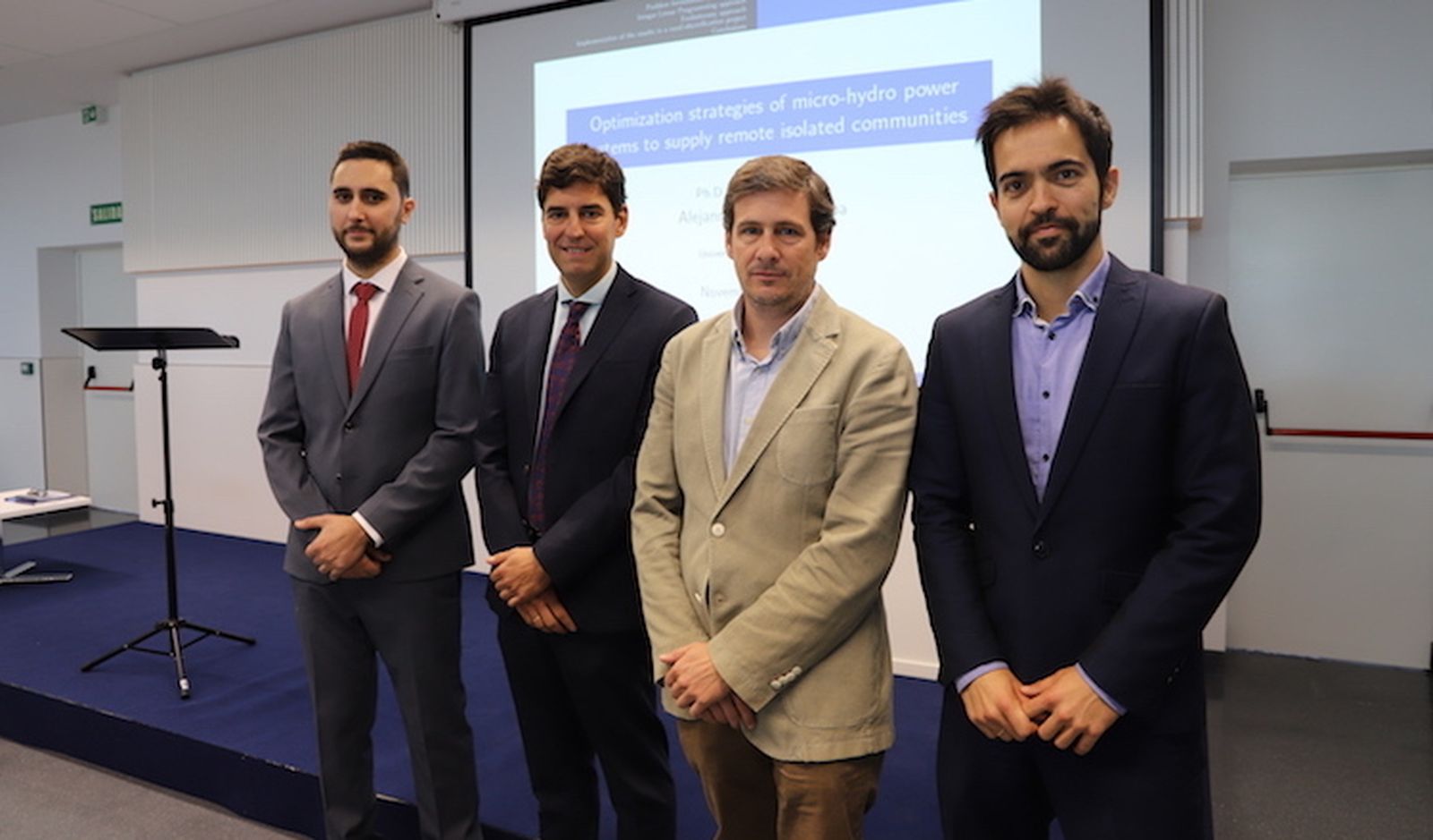 A la izquierda, Alejandro Tapia Córdoba, el doctorando de la Universidad Loyola que ha desarrollado la estrategia