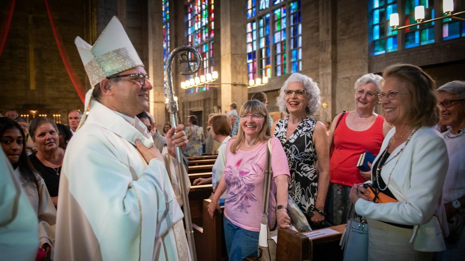 El presidente de los obispos suizos, Felix Gmür, con mujeres fieles