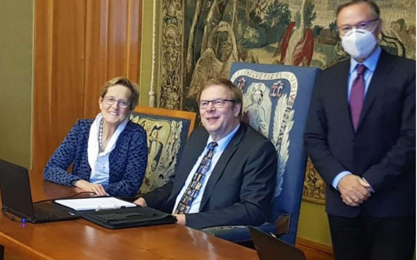 El profesor Klöckener, en el centro