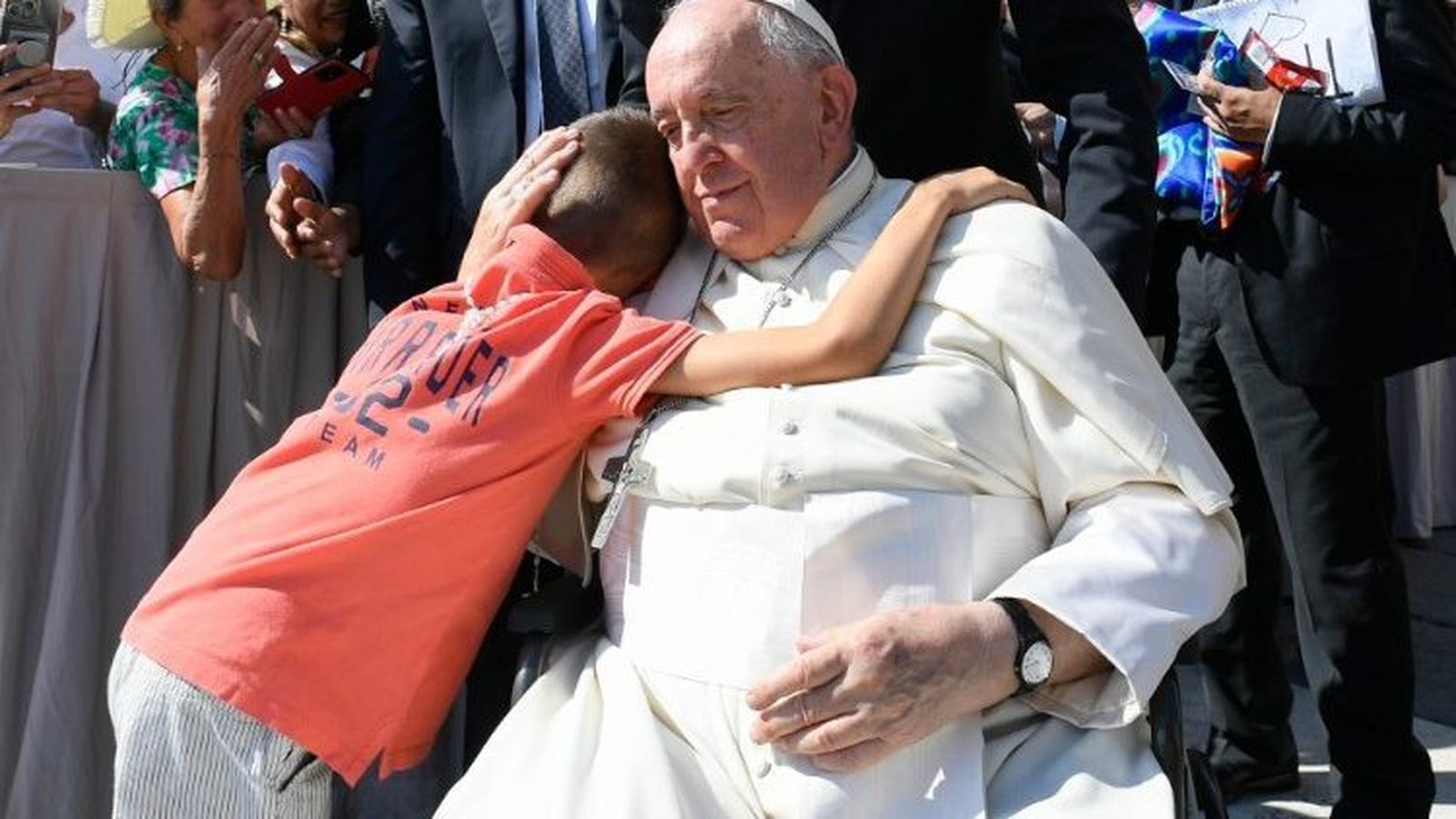 Un niño abraza al papa Francisco