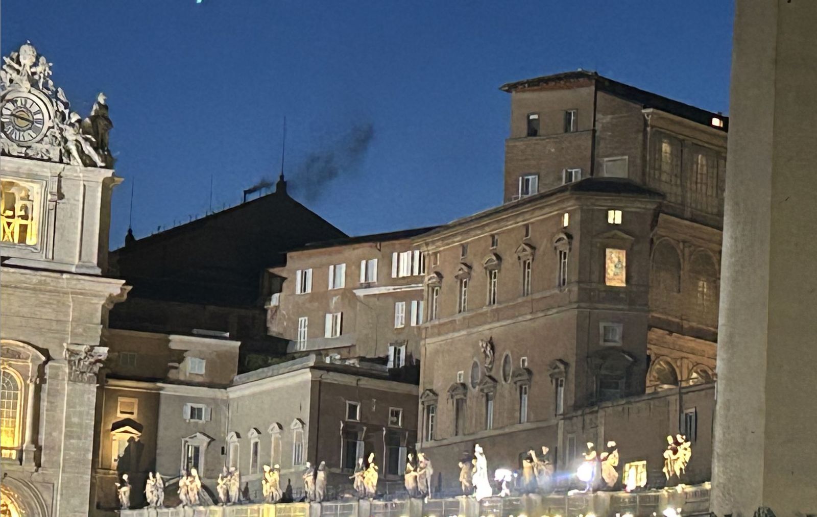 A las 21:00 horas apareció la fumata negra