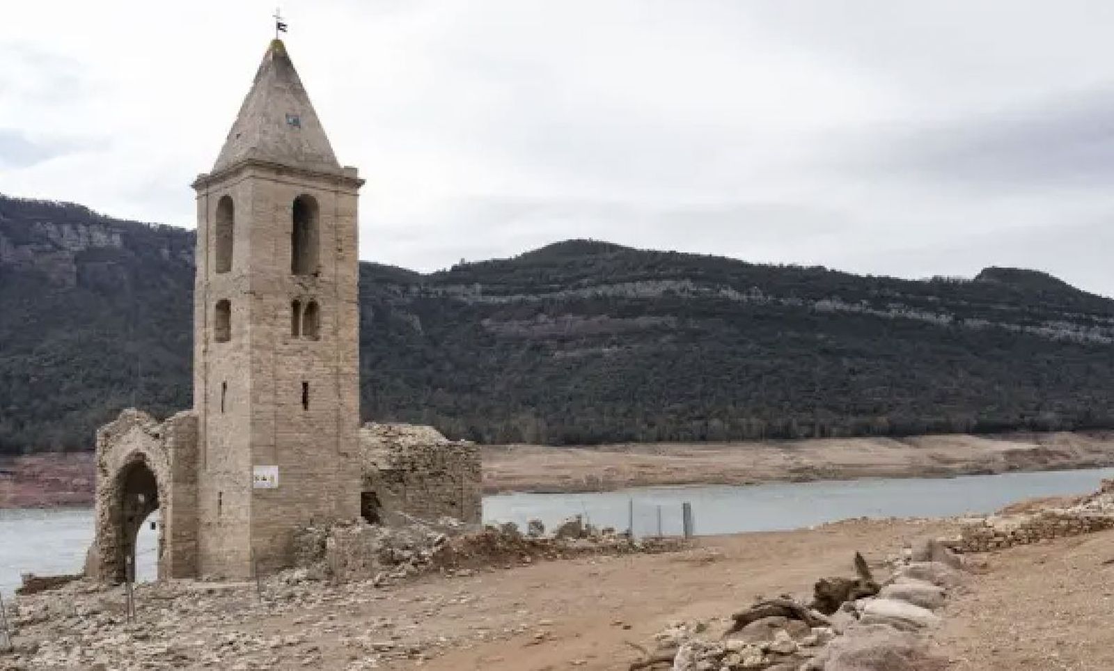 La sequía  ha dejado al descubierto las iglesias inundadas por los pantanos