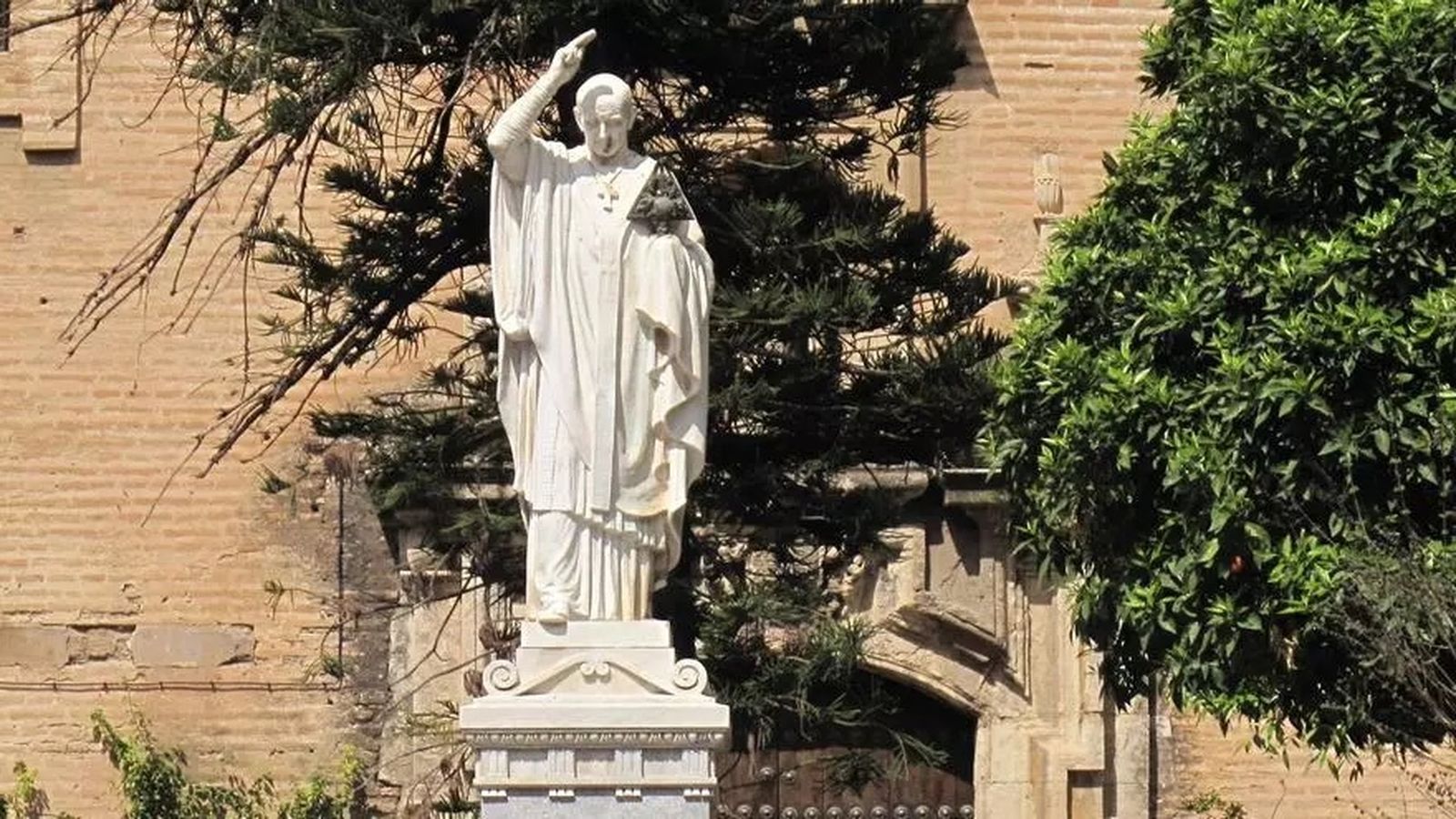 Estatua del obispo Osio de Córdoba