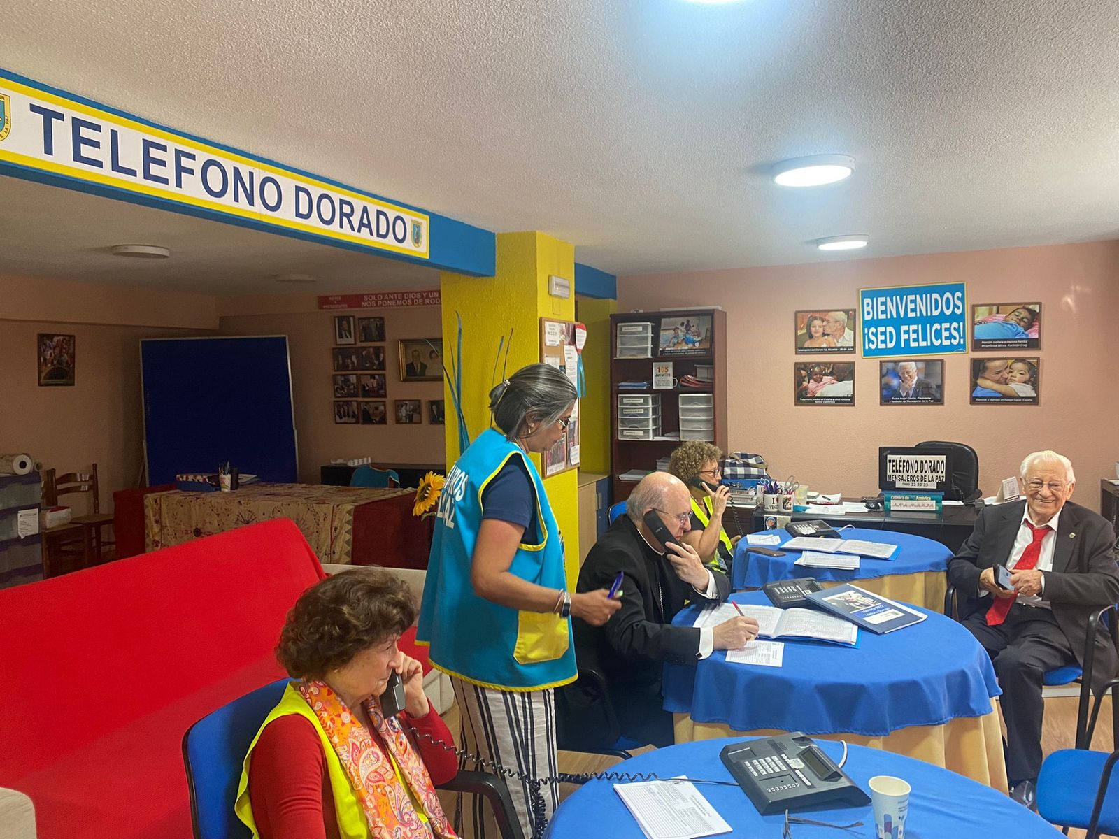 El cardenal Osoro, con Ana María, el padre Ángel y algunos voluntarios