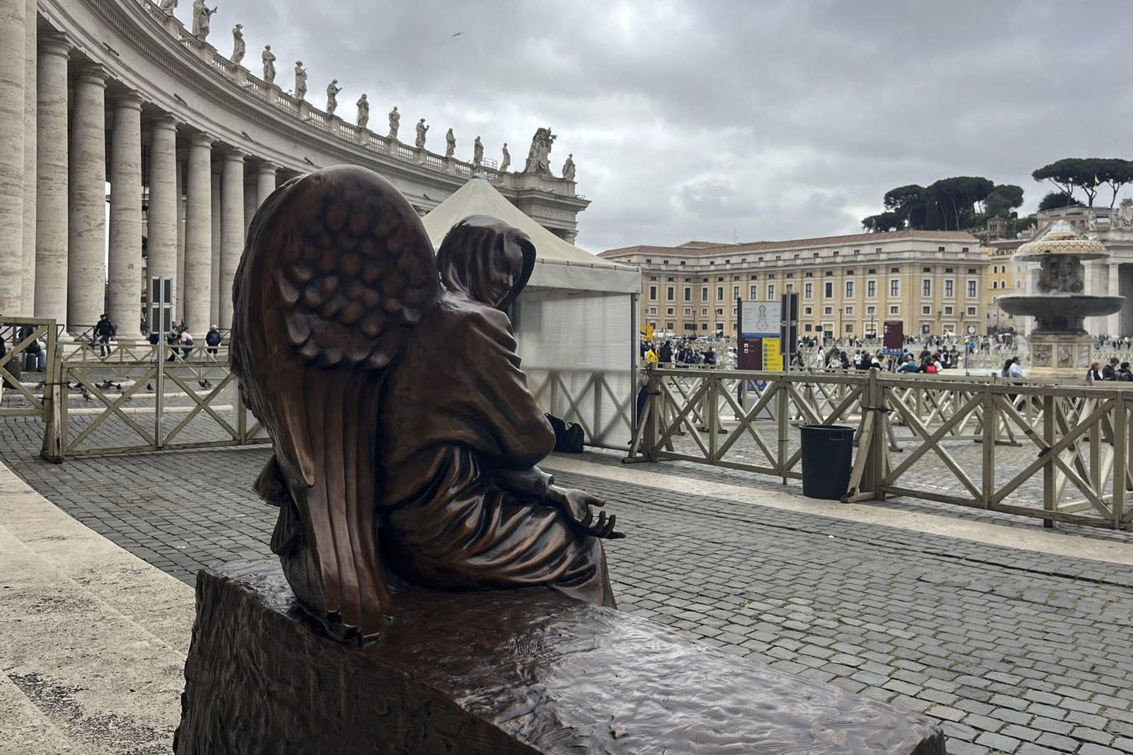Escultura. Vista de espaldas.