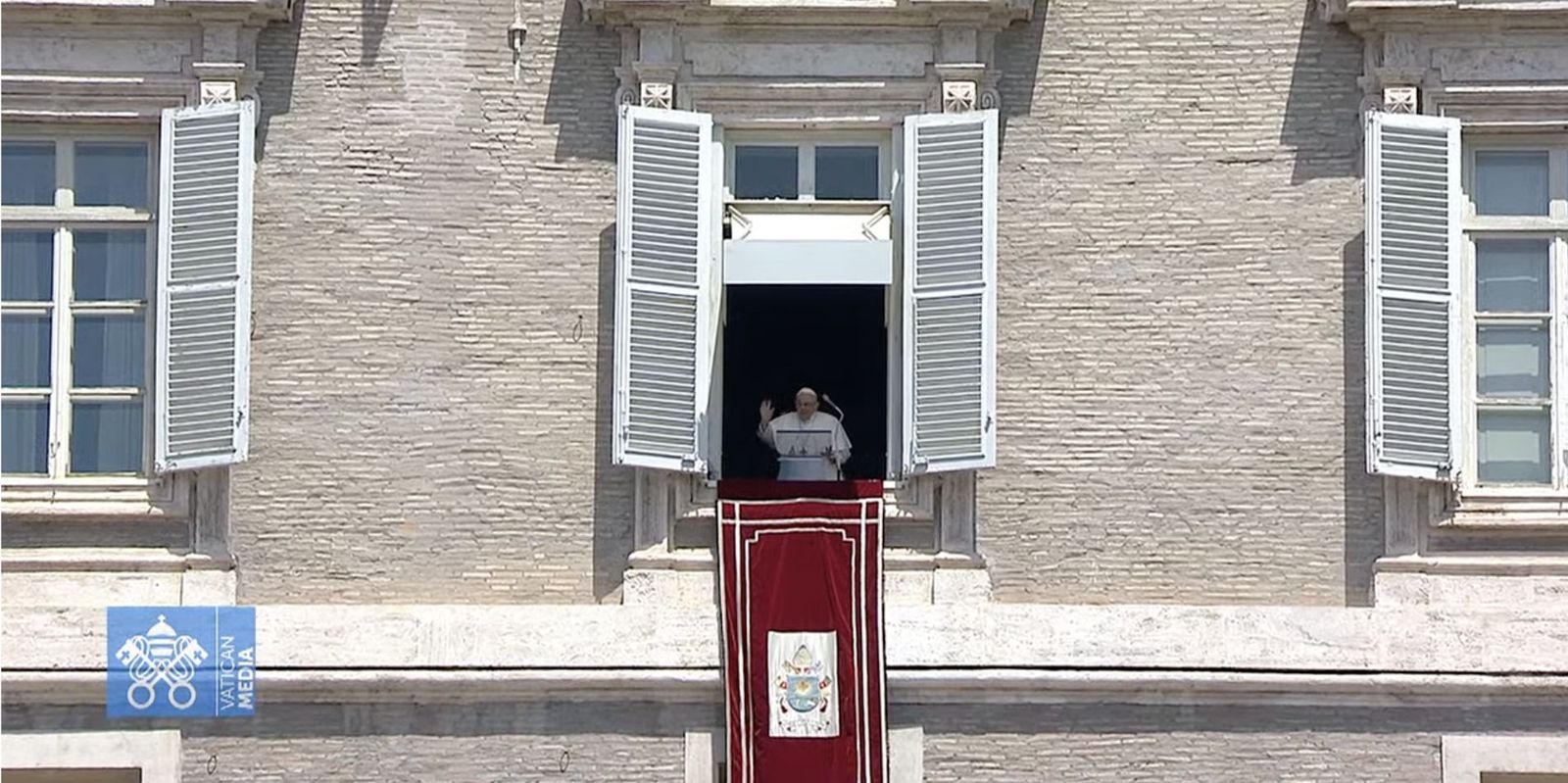 Francisco saluda desde el balcón del Palacio Apostólico