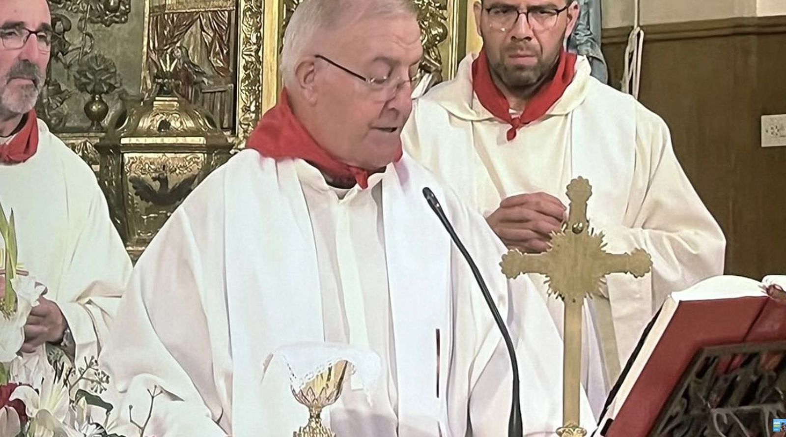 El cura, durante la ceremonia