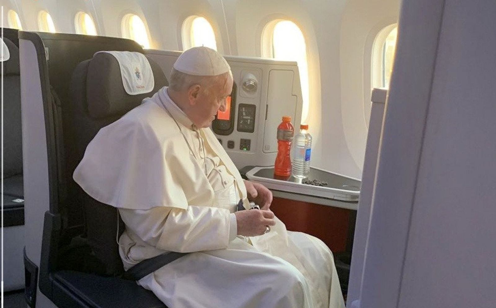 Francisco, a bordo de un avión en una foto de archivo
