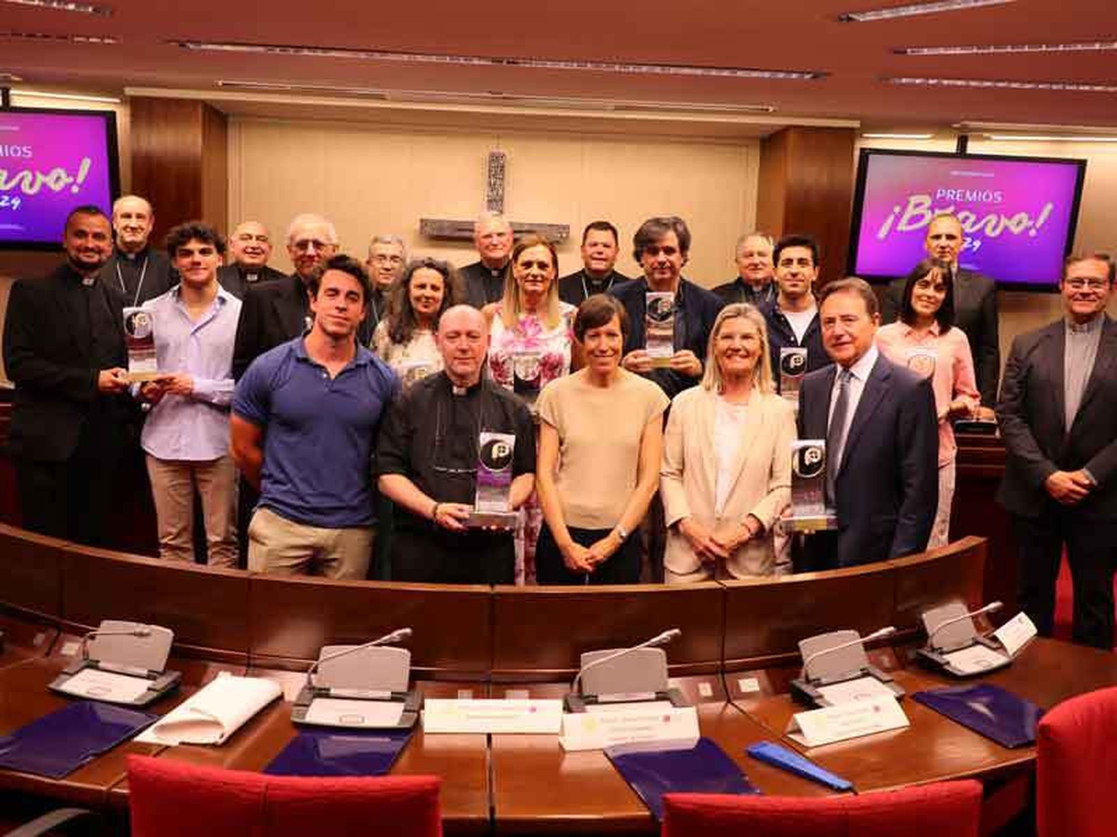 Foto de familia de los Premios Bravo de la CEE