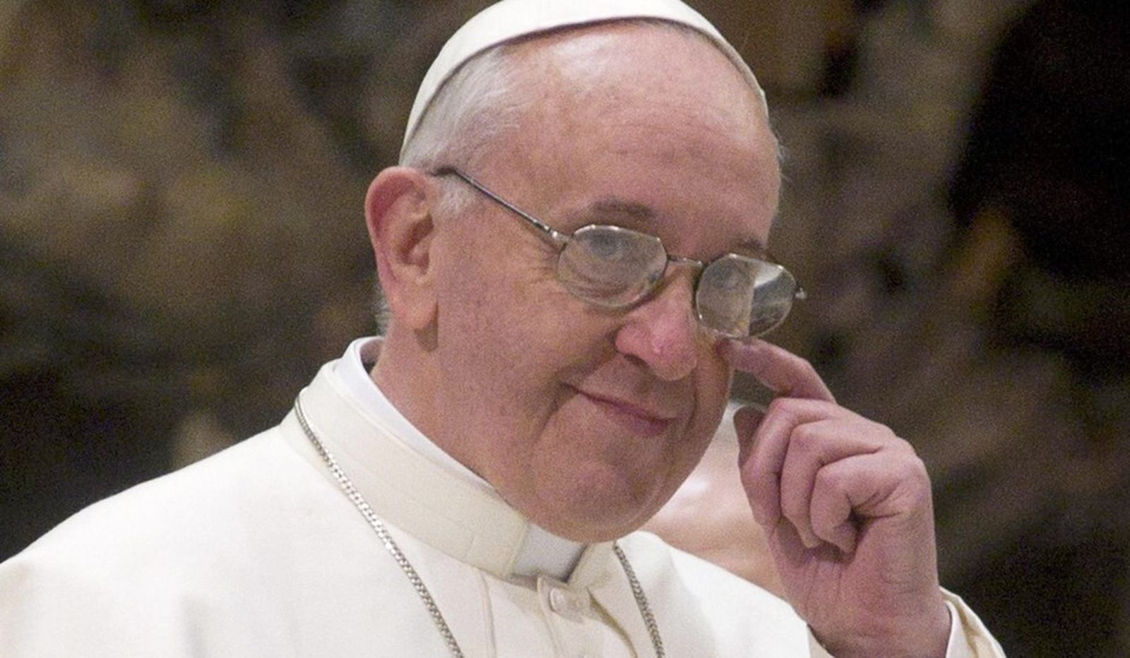 Francisco suele hacer llamadas telefónicas sorpresivas a los feligreses