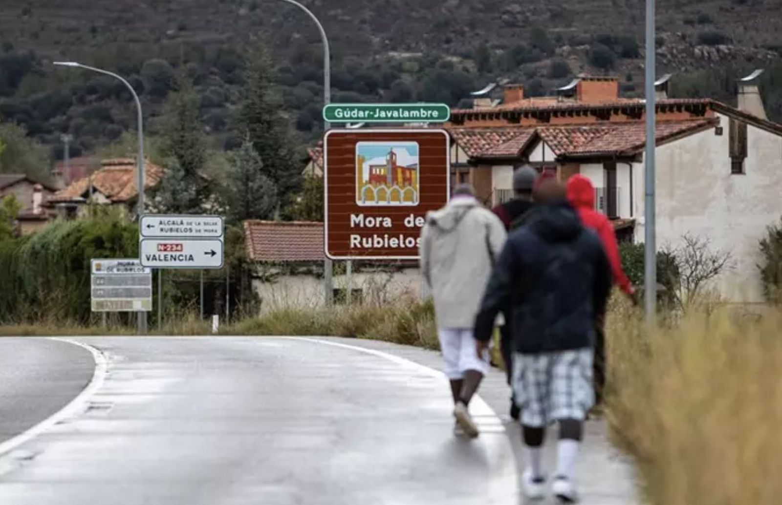 Migrantes pasean por las calles de Mora de Rubielos