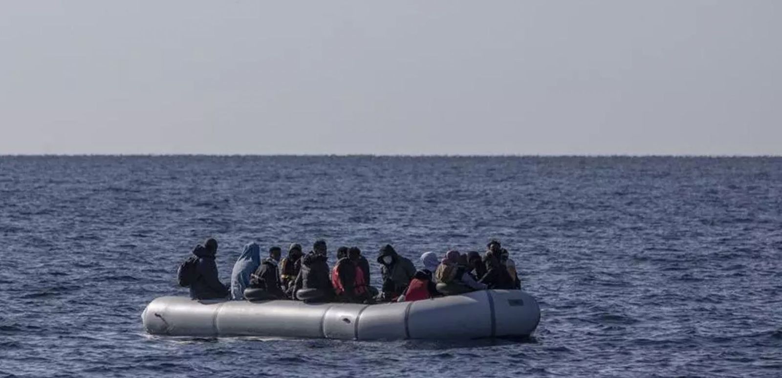 Migrantes en una lancha neumática