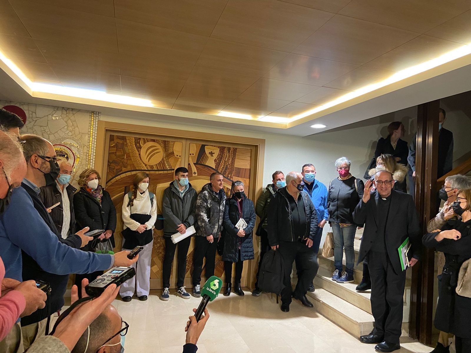 Omella saluda a los periodistas junto a las víctimas