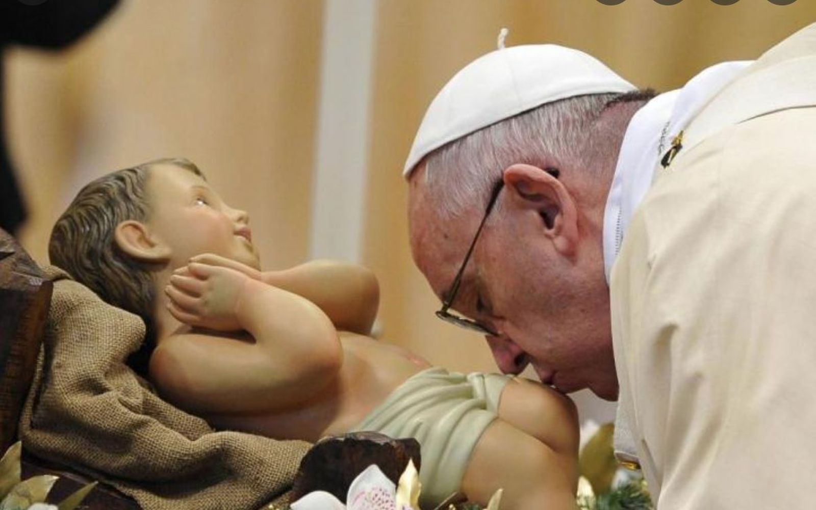 El Papa besa al Niño Jesús