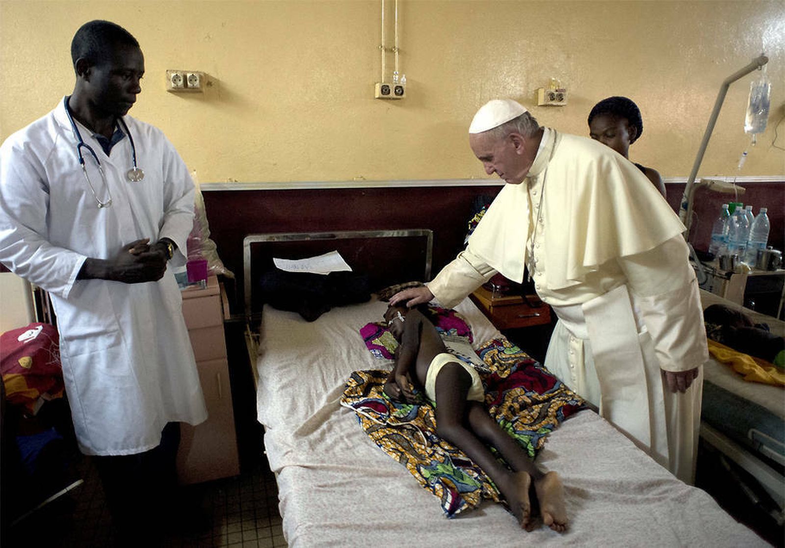 Francisco, durante su visita al hospital de Bangui