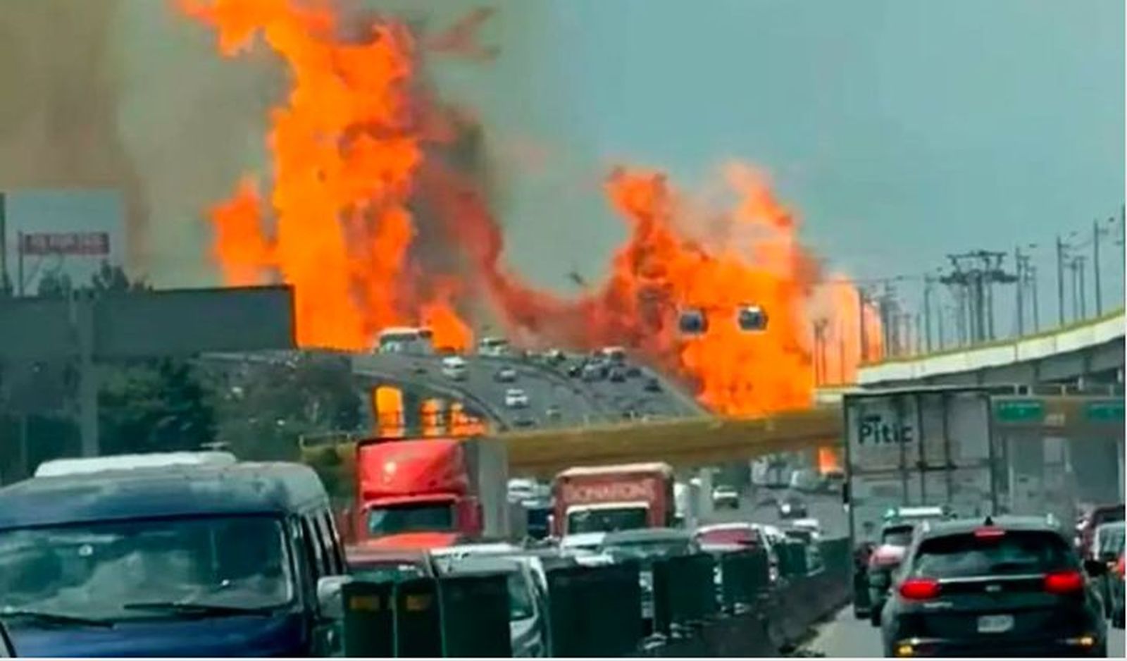 Iglesia pide oraciones por víctimas tras explosión de pipa de gas en Ciudad de México.