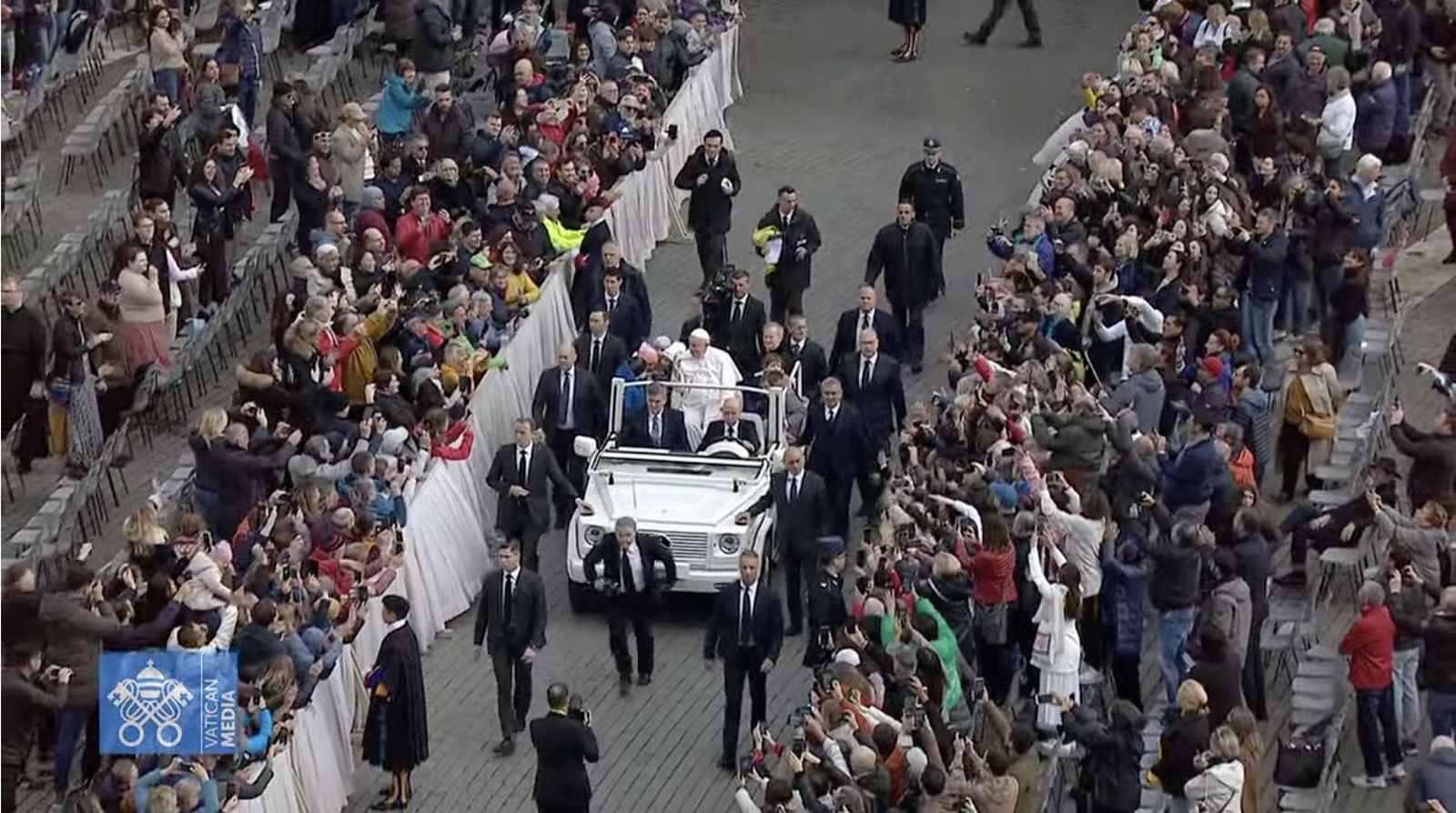 El Papa saluda a los peregrinos durante su recorrido por la plaza