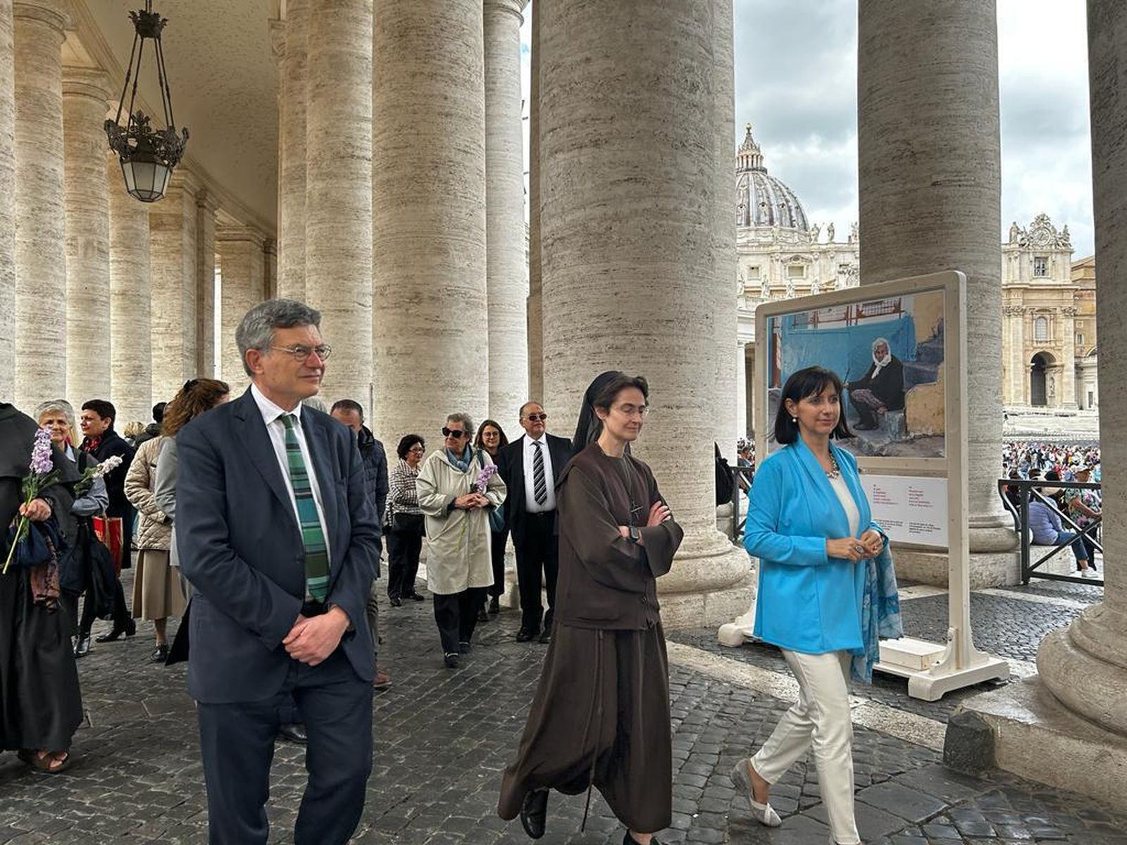 'Women's cry': el abrazo de la Iglesia a las mujeres del mundo, en la columnata de San Pedro