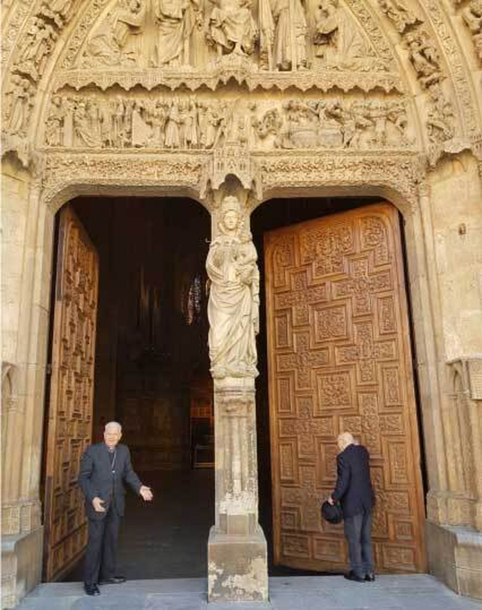 El obispo de León y el deán, abren las puertas de la catedral este lunes