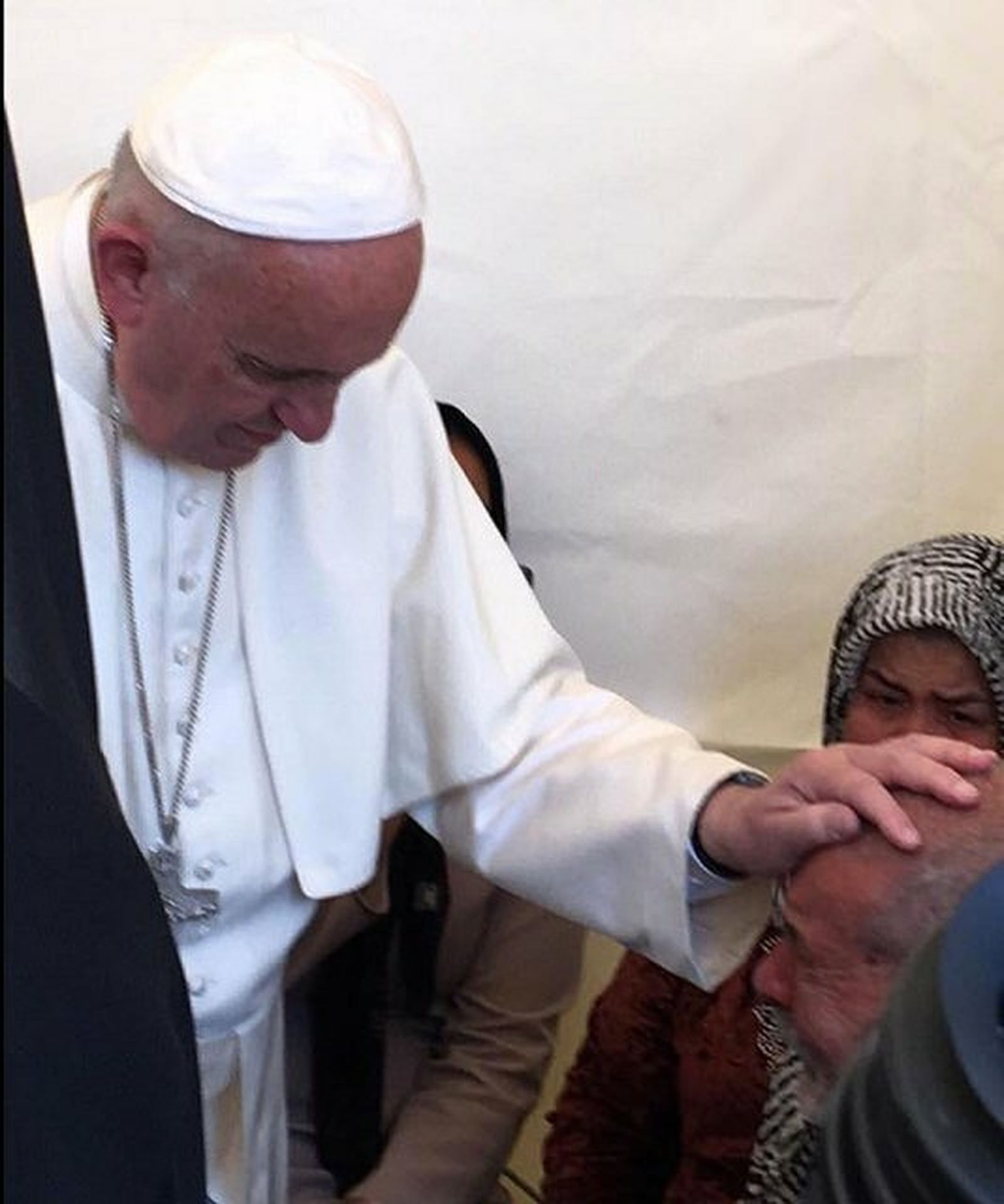 El Pap consuela a un anciano en Lesbos