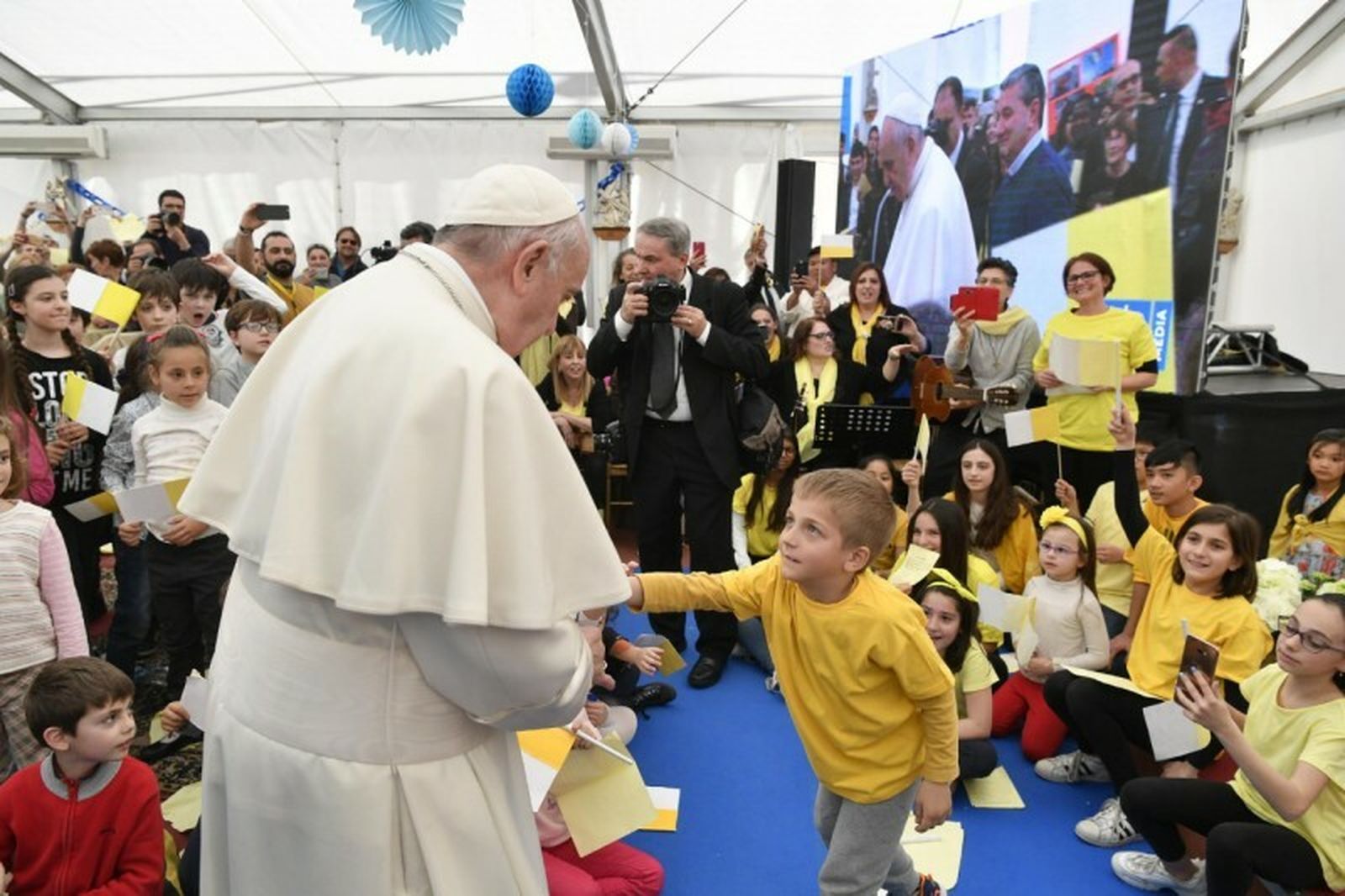 El Papa, con algunos niños en la parroquia romana del barrio de Monteverde