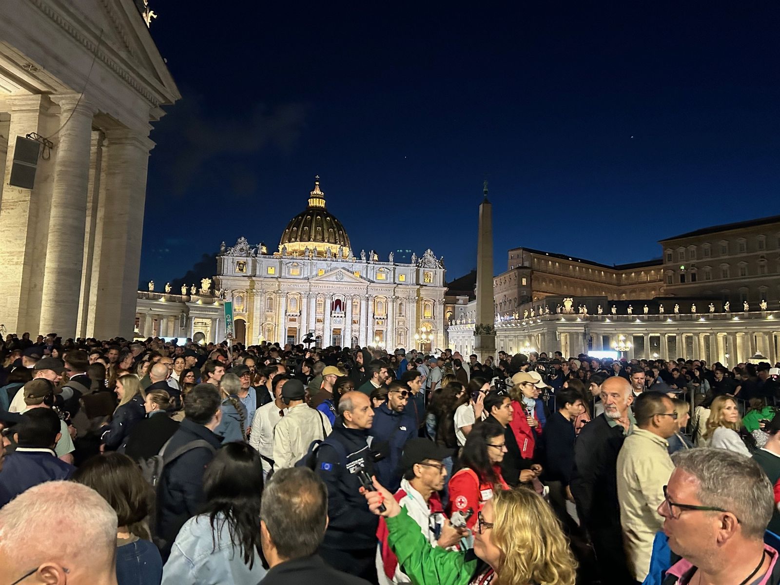 'Estampida' de la plaza tras la fumata