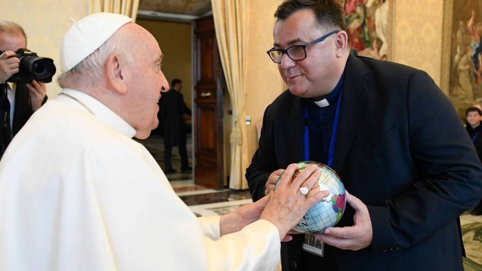 El Papa, con uno de los miembros de las OMP