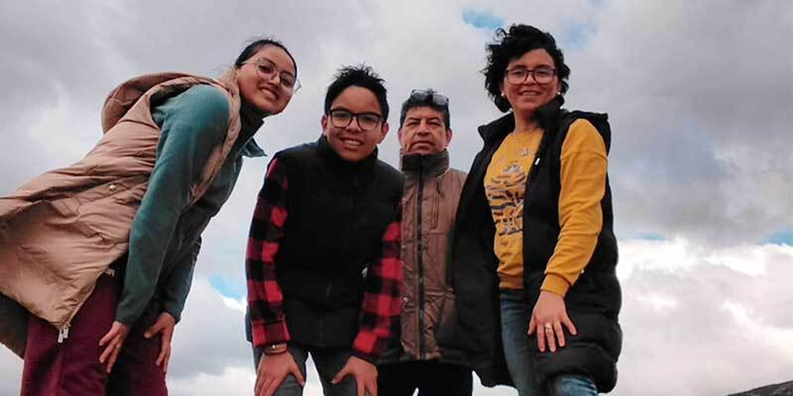 Dos novios de la macroboda con sus hijos