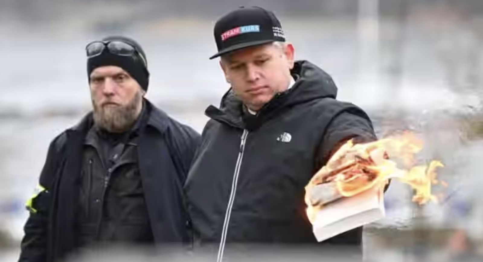 Rasmus Paludan quema un ejemplar del Corán