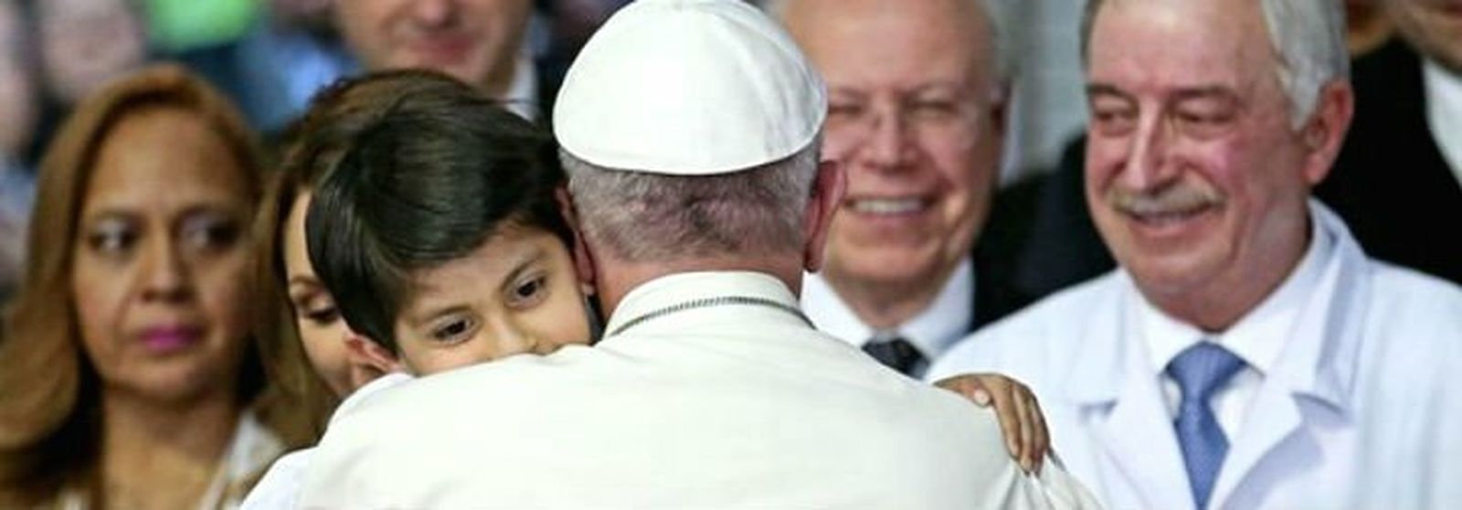 Francisco abraza a un niño en el Hospital pediátrico Gaslini