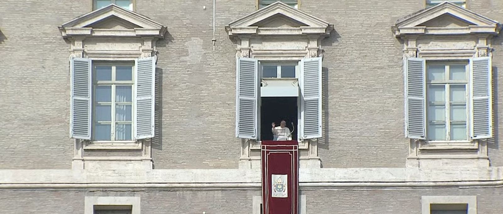 Francisco saluda desde el balcón