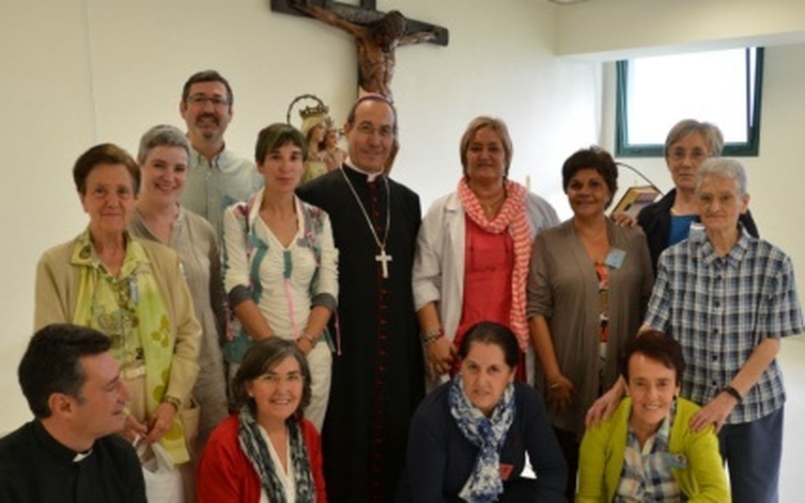 El arzobispo emerito Francisco Perez con el diácono Fernando Aranaz y esposas de diáconos