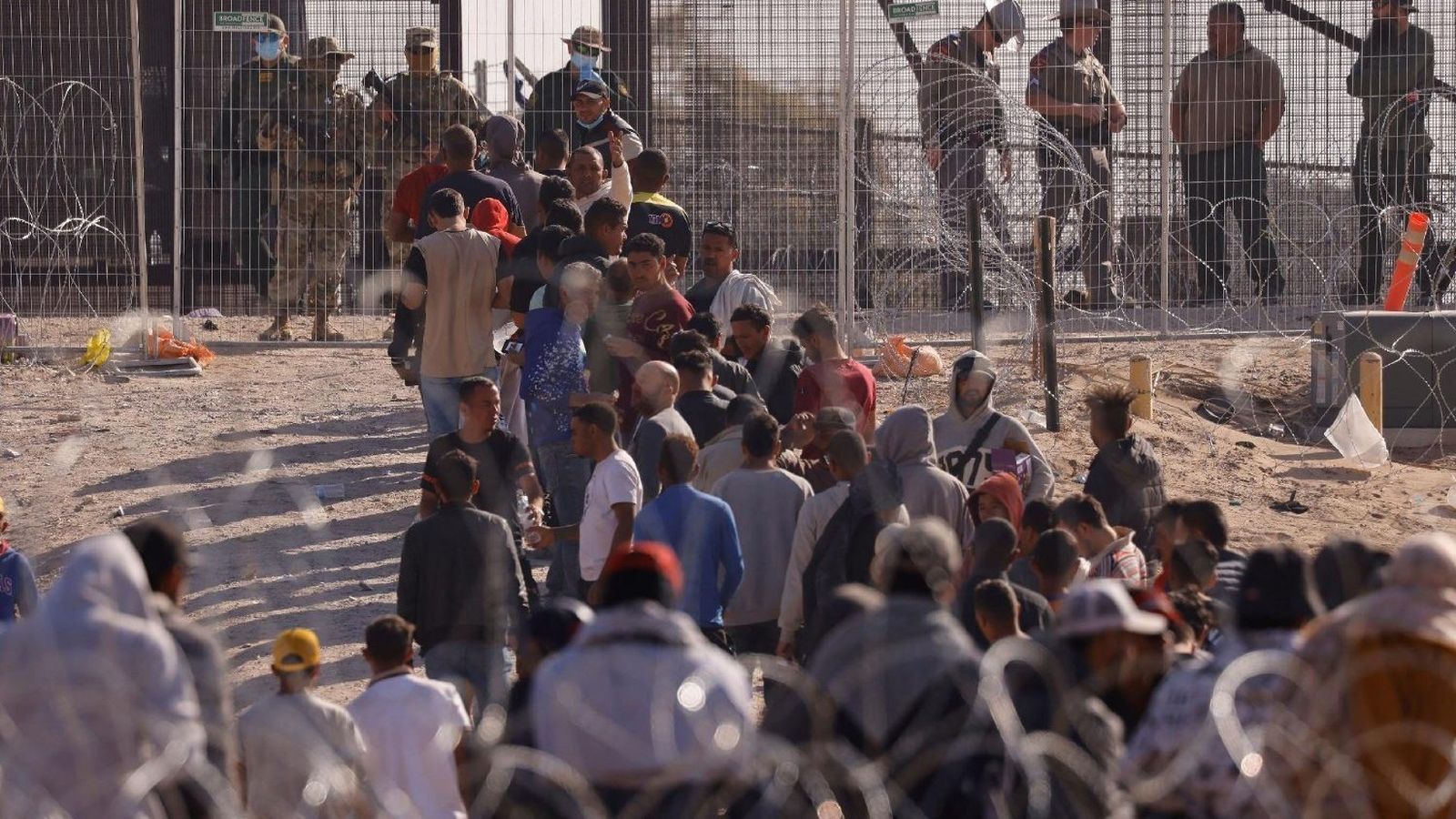 Migrantes en la frontera mexicana tras el levantamiento del Titulo 42.