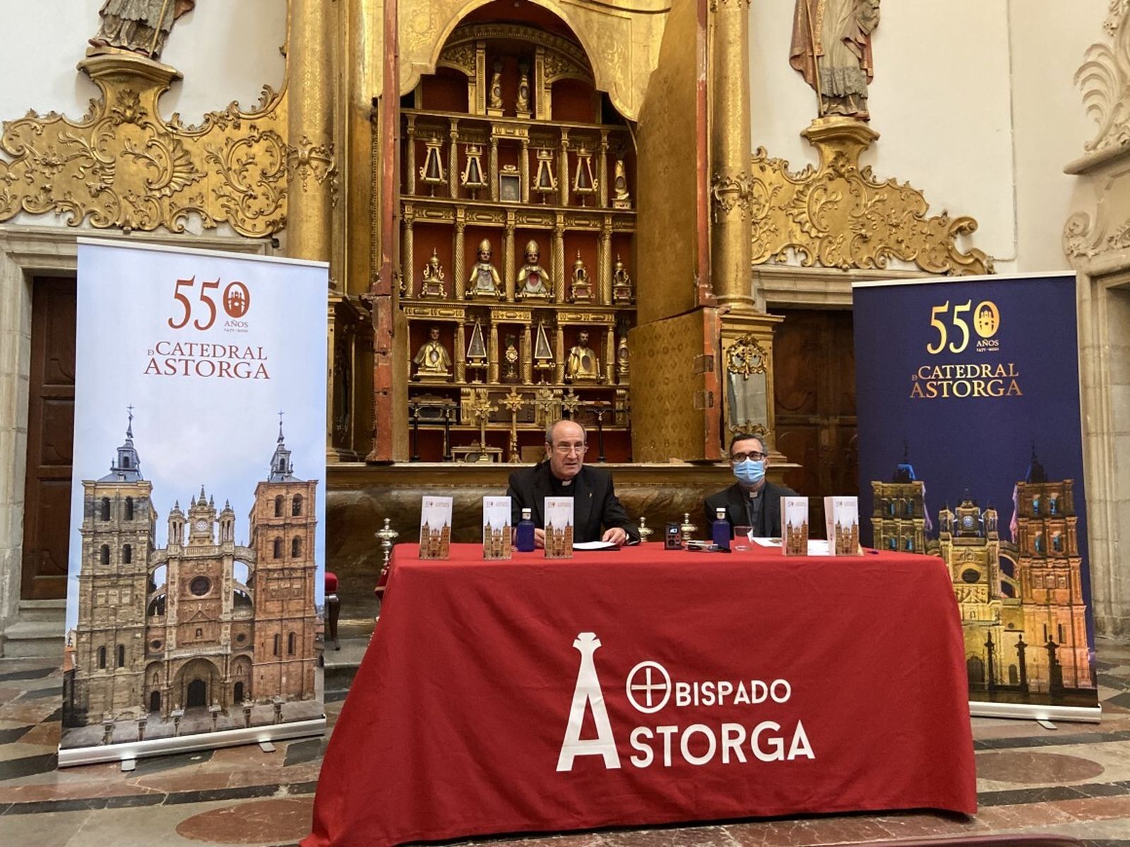 El obispo de Astorga, Jesús Fernández, y el deán del Cabildo, Javier Gay