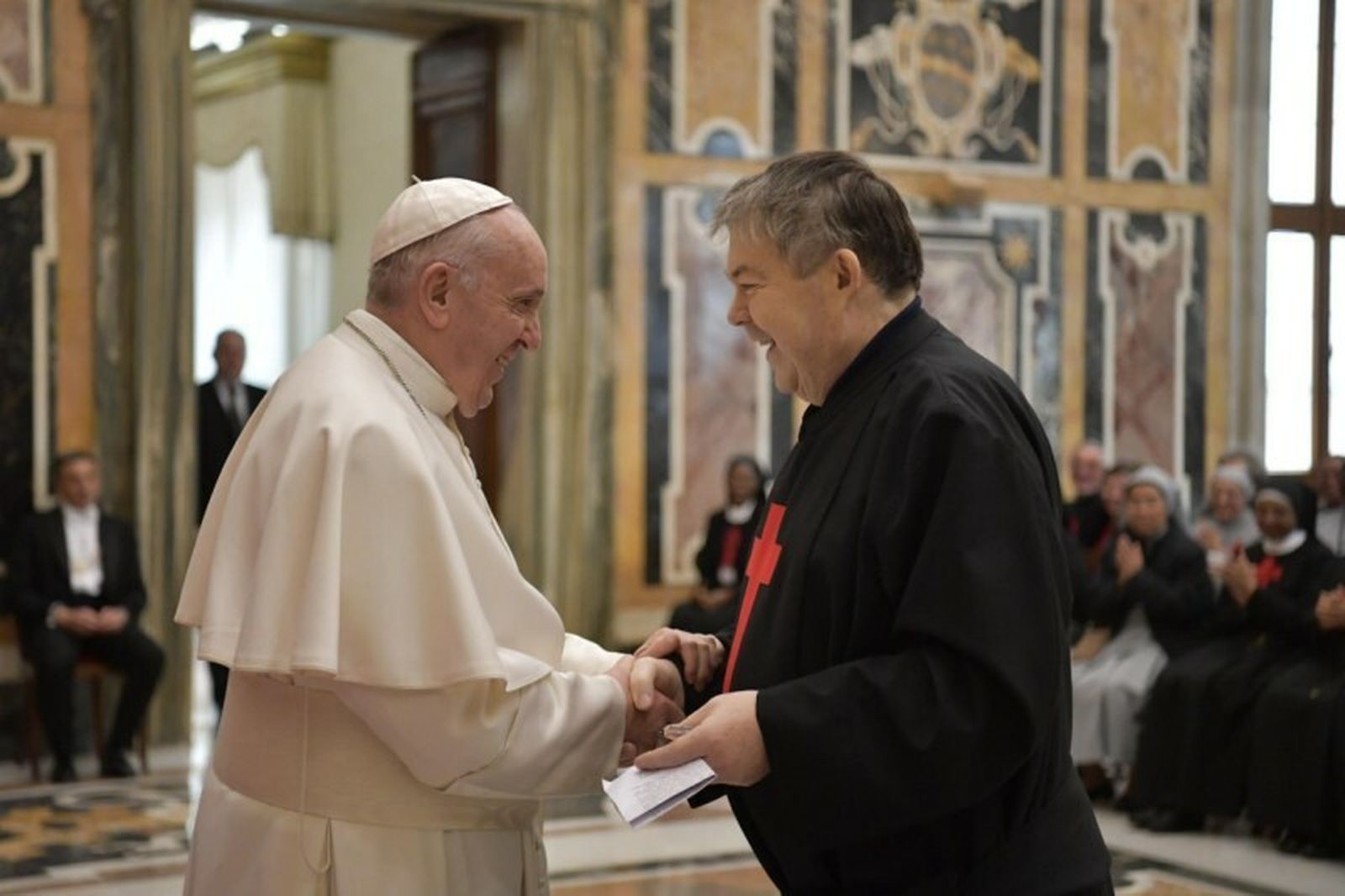 El Padre Leocir Pessini, saludando al Papa Francisco