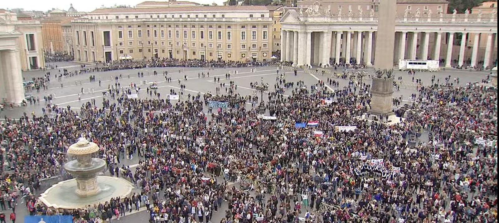 Miles de fieles en la plaza de San Pedro