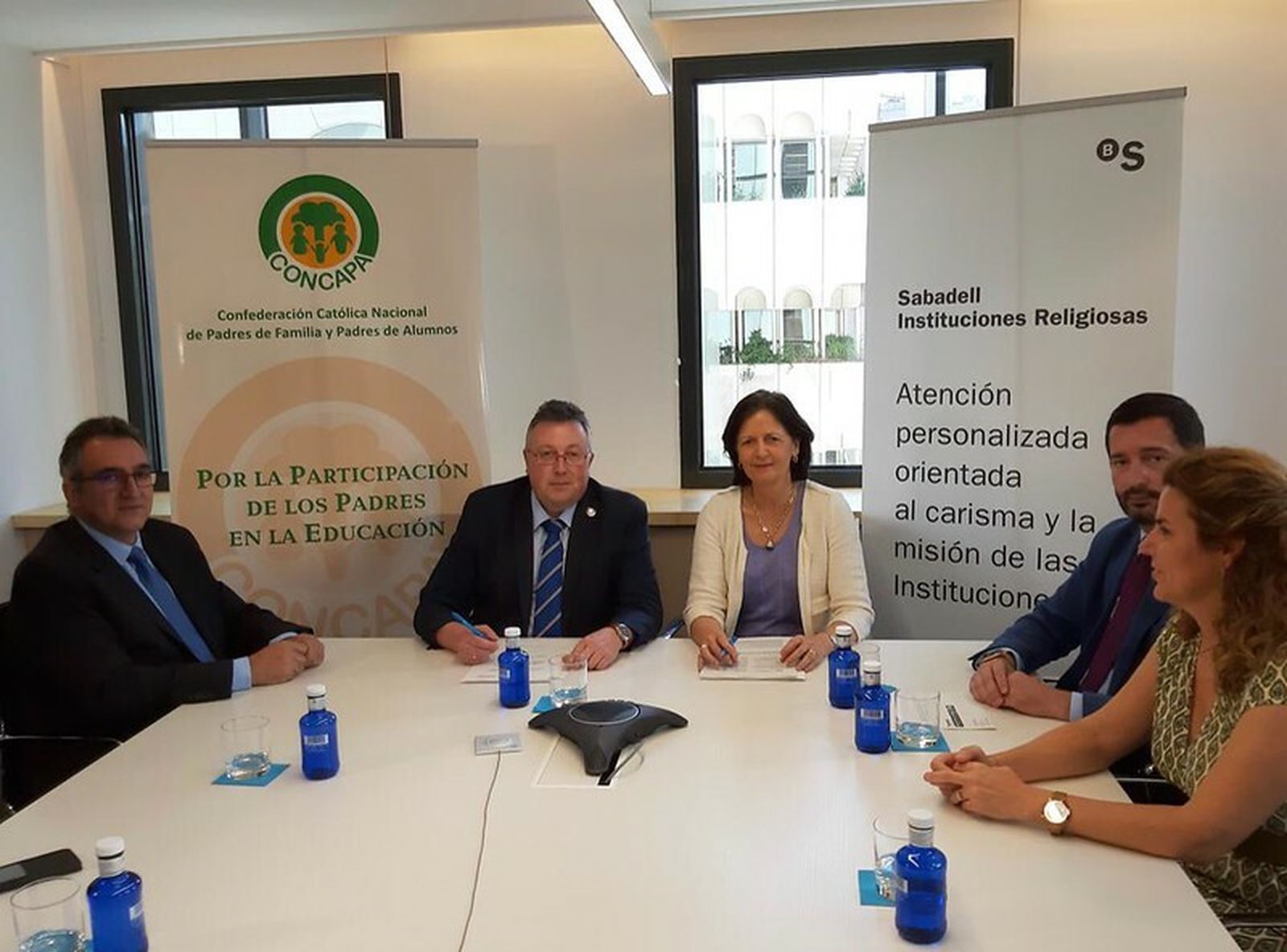 Representantes de CONCAPA y Banco  Sabadell, firma del acuerdo