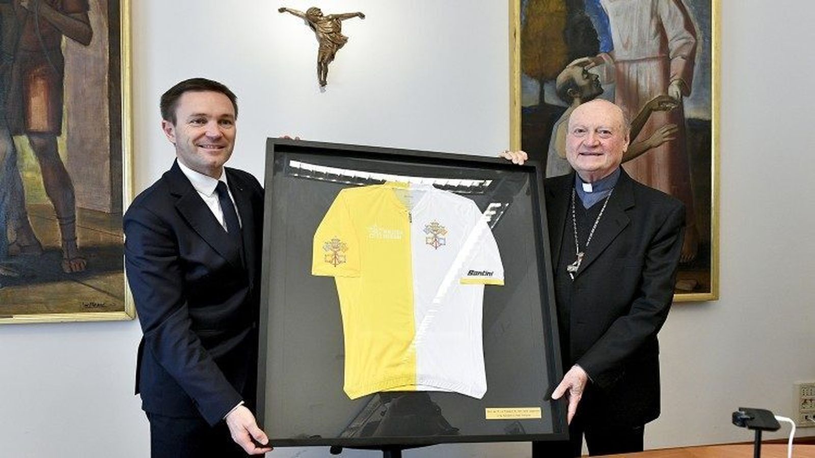 Ravasi con la camiseta que celebra la entrada de la Santa Sede en la UCI