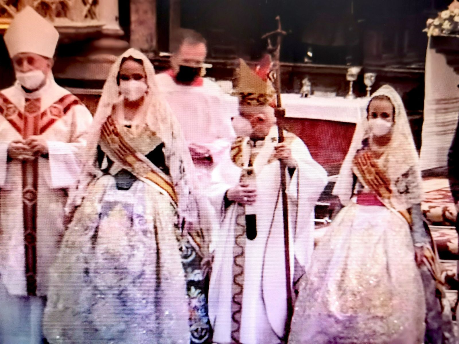 Cañizares, al término de la Misa, con las Falleras Mayores