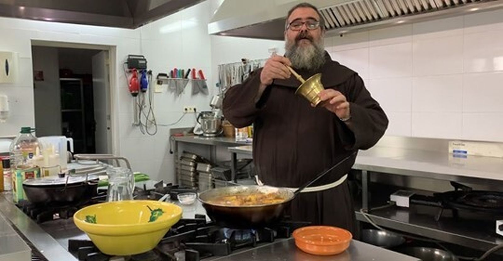 Fray Ángel Ramón Serrano, en su cocina