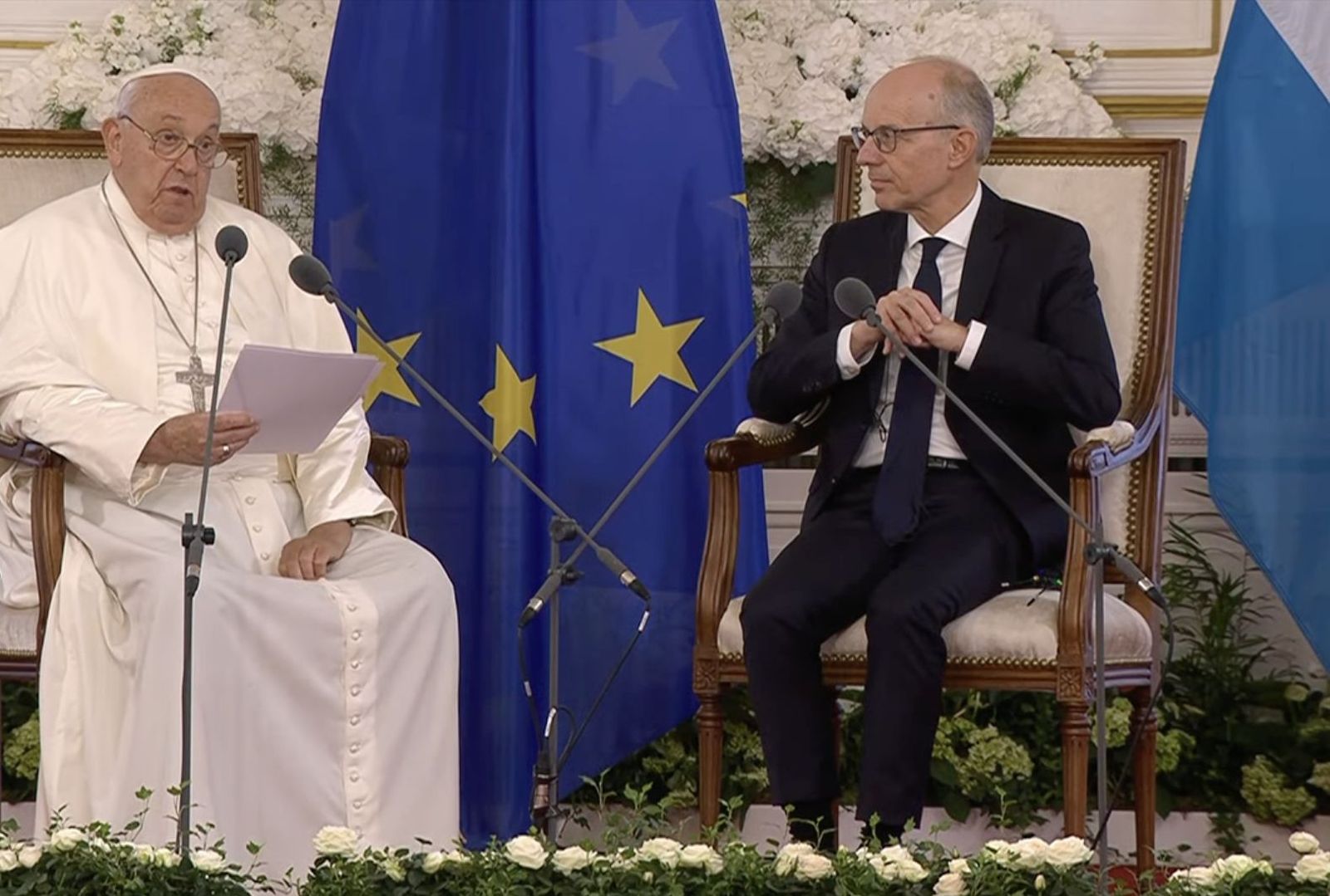 Francisco, con el primer ministro de Luxemburgo, durante su discurso a las autoridades