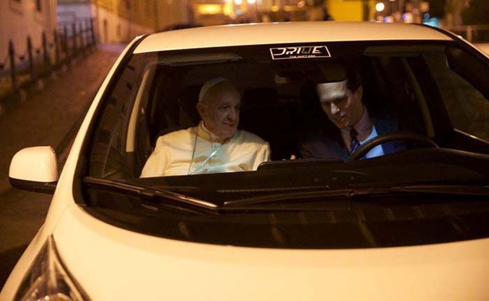 Papa Francisco en el coche