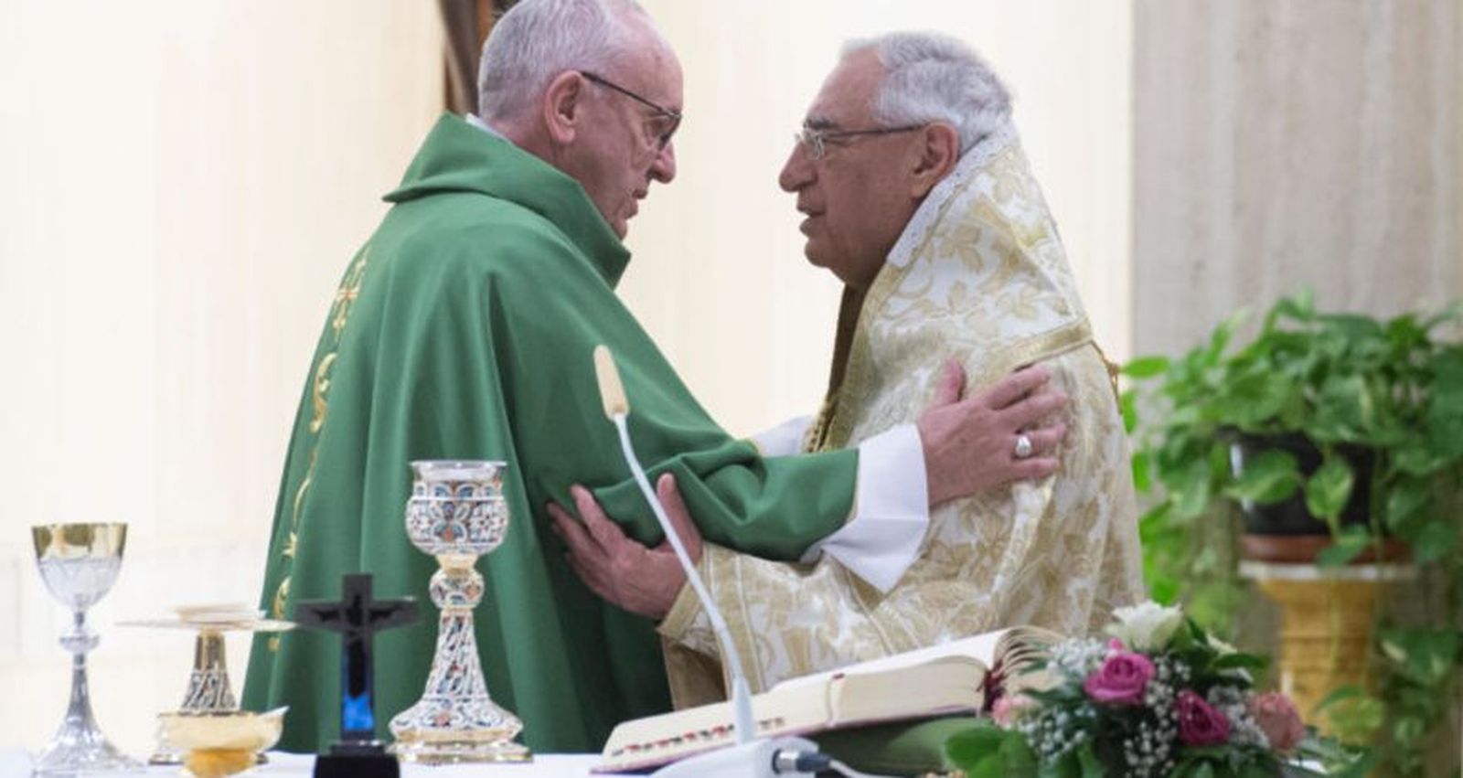 Abrazo entre el Papa de Roma y el Patriarca de los Melquitas