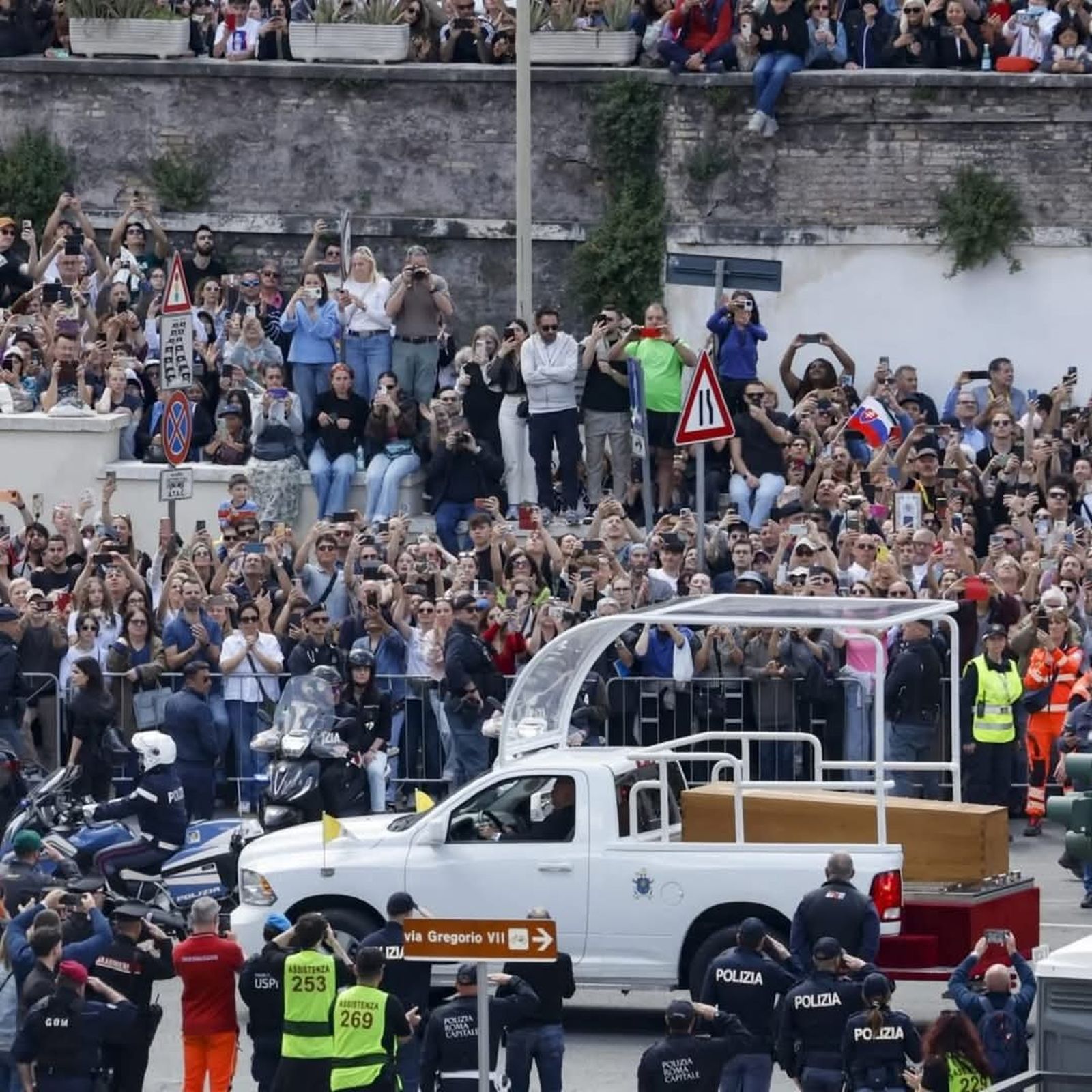 el feretro de Francisco es llevado por las calles de Roma