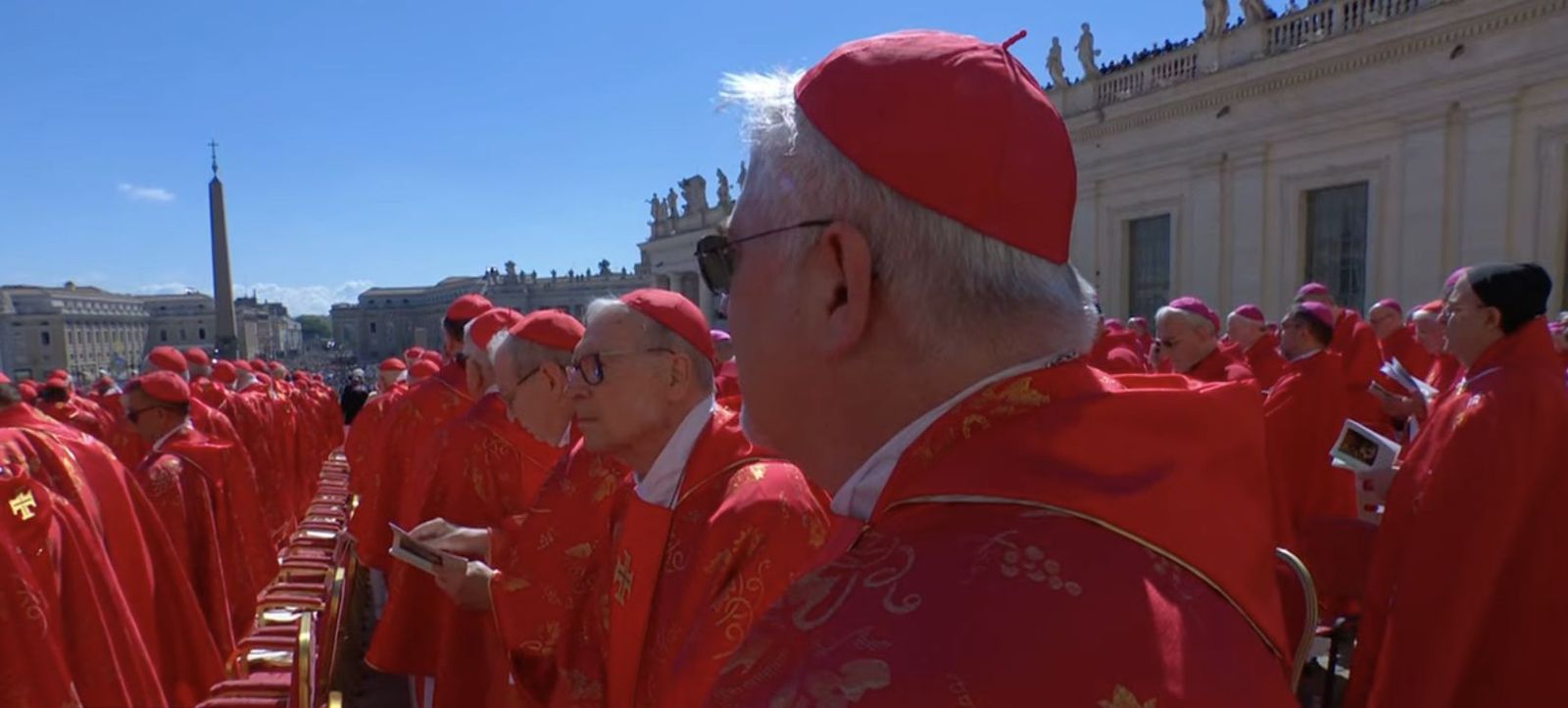 Cardenales en el funeral