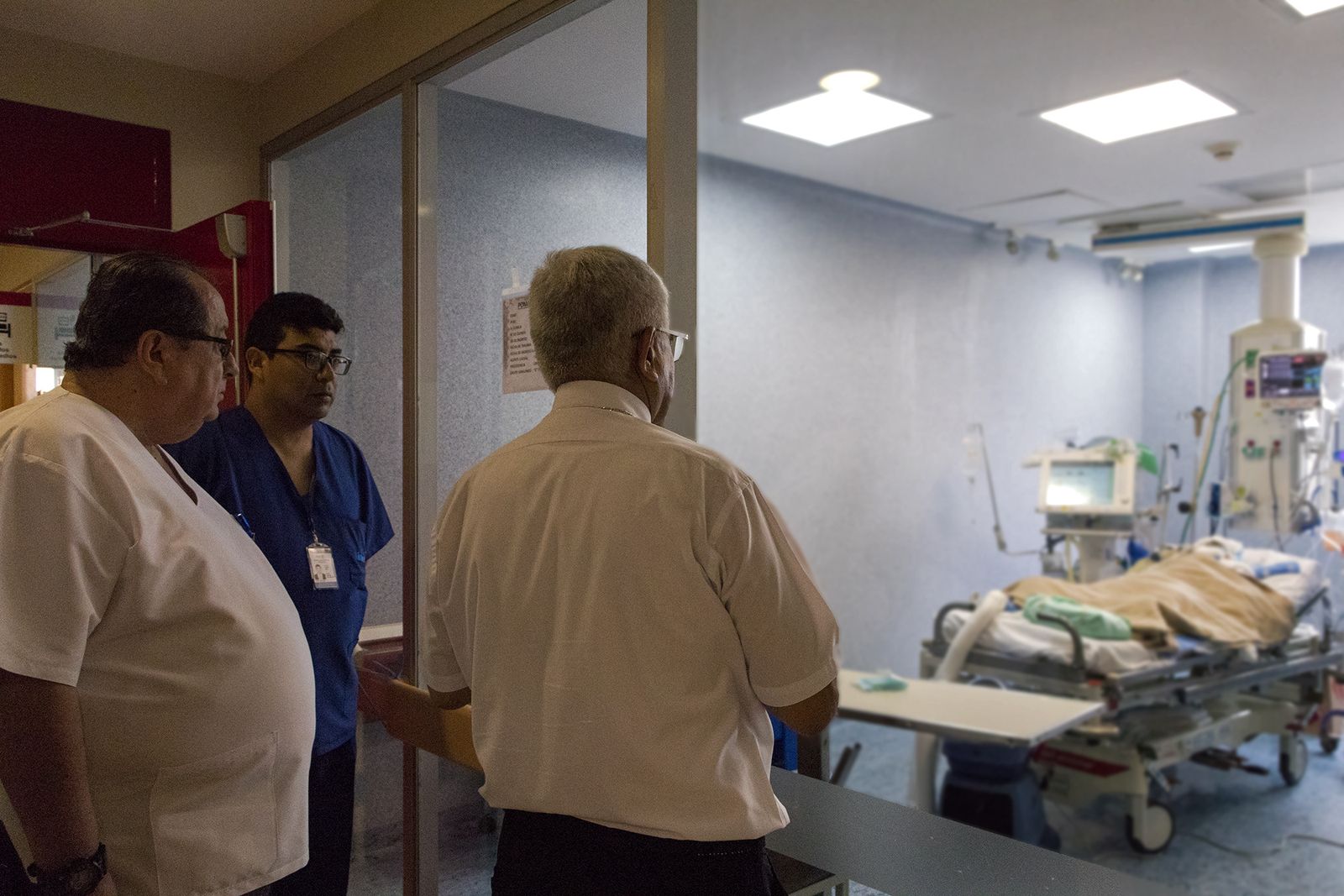 Monseñor Miguel Cabrejos ante los niños, en estado de gravedad