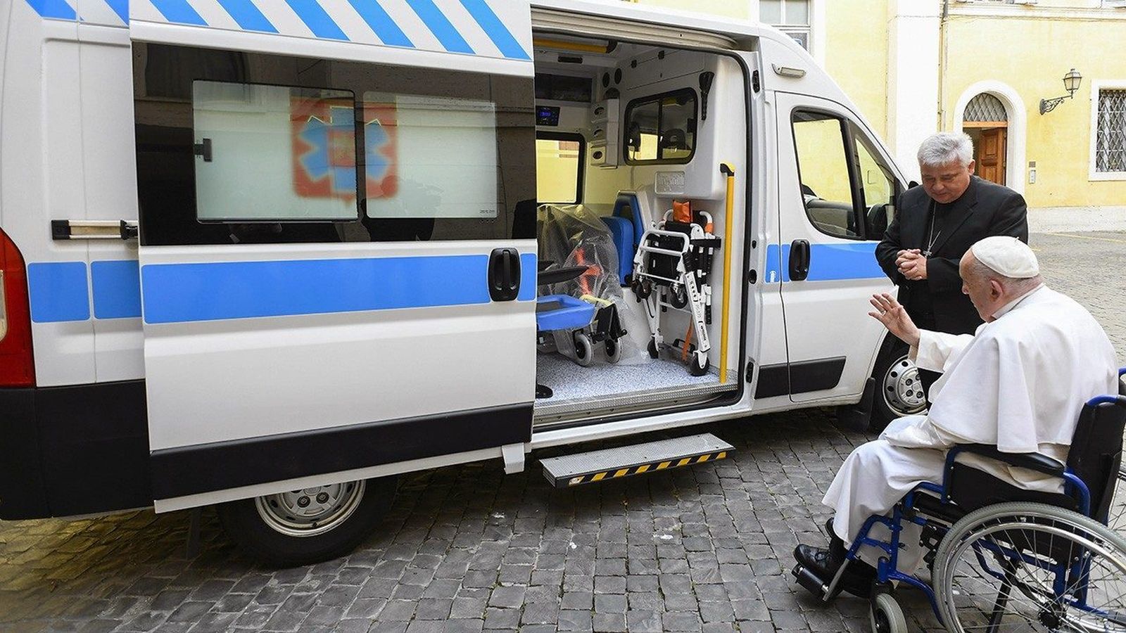 El Papa bendice la ambulancia que dona a Ucrania