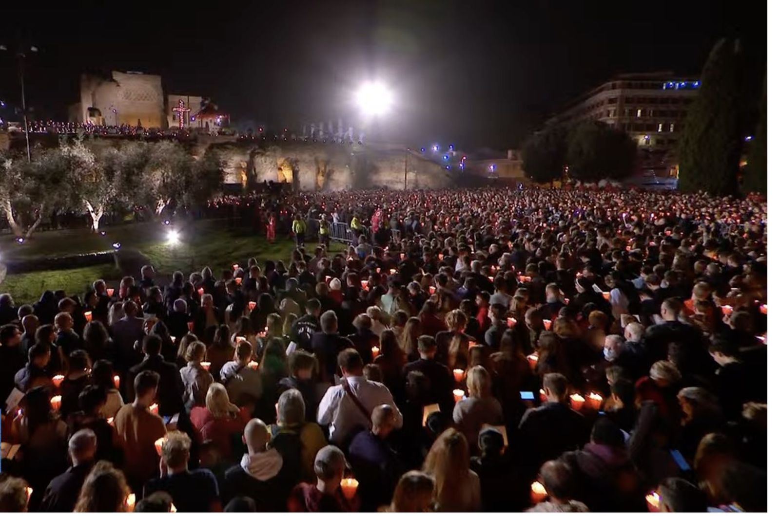 Diez mil personas asistieron al Via Crucis en el Coliseo