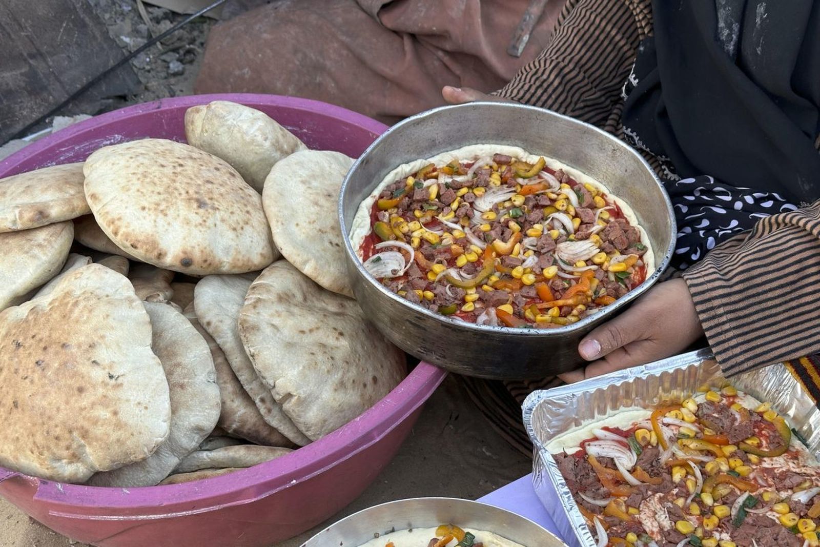 Comida tras romper el ayuno que marca el ramadán en un campo de refugiados en Rafah Gaza